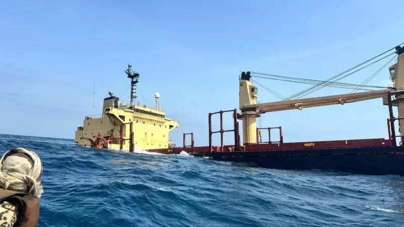 Husilerin saldırdığı ticari gemi Kızıldeniz'de battı