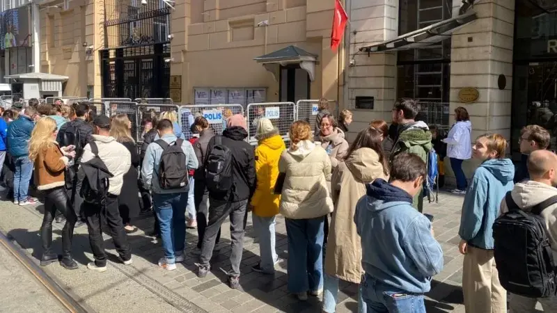 “Putin’e karşı öğlen buluşması” saatlerinde İstanbul dahil pek çok kentte uzun kuyruklar