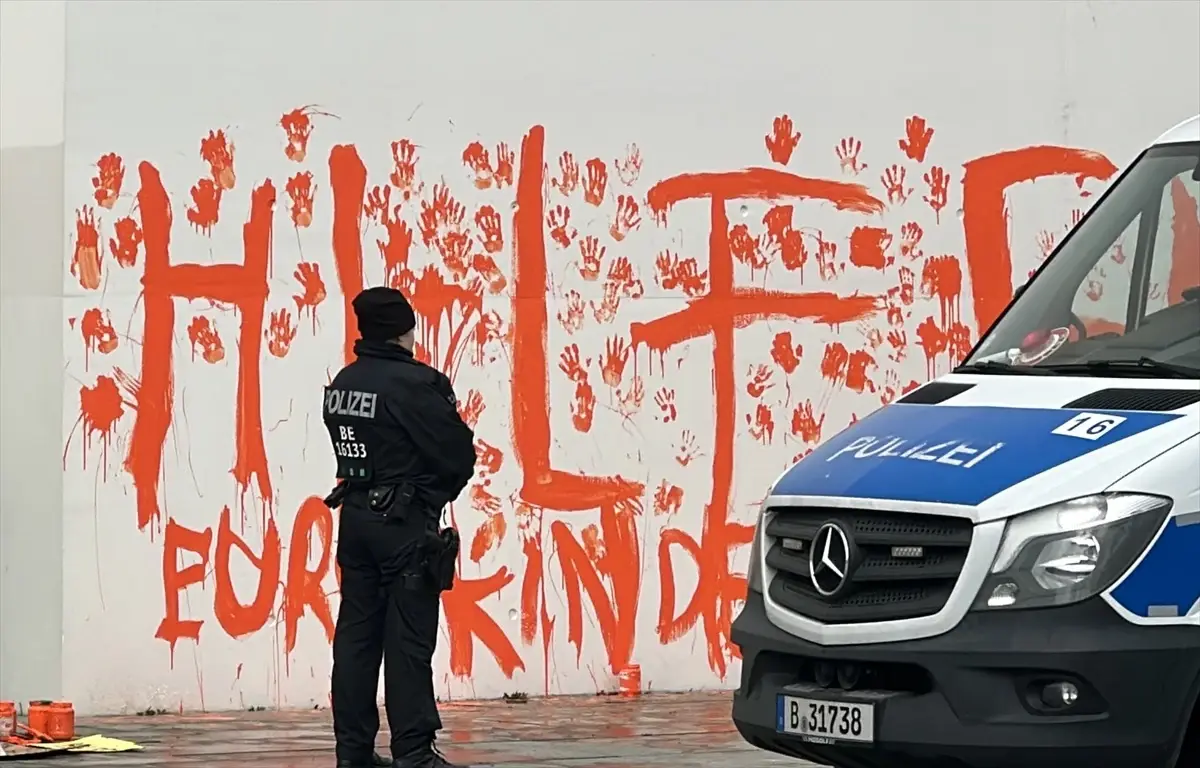 Berlin'de İklim Politikasını Protesto Eden Gençler Gözaltına Alındı