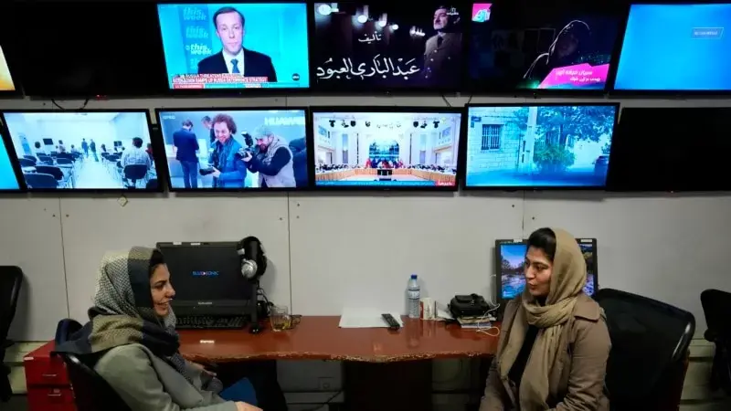 Taliban'dan kıyafet yönetmeliğine uymayan kadınların medya platformlarında görünmesinin yasaklanabileceği uyarısı