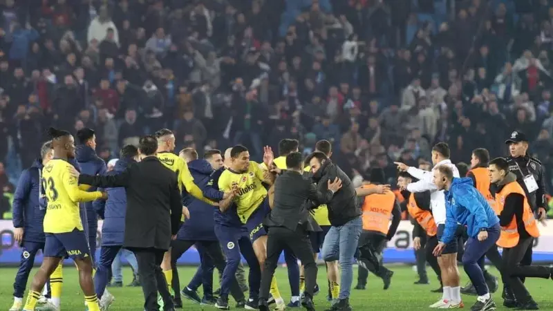 Trabzon’daki şiddete Fenerbahçe’den sert tepki; Ali Koç’tan “Olağanüstü Genel Kurul’da ligden çekilebiliriz” mesajı
