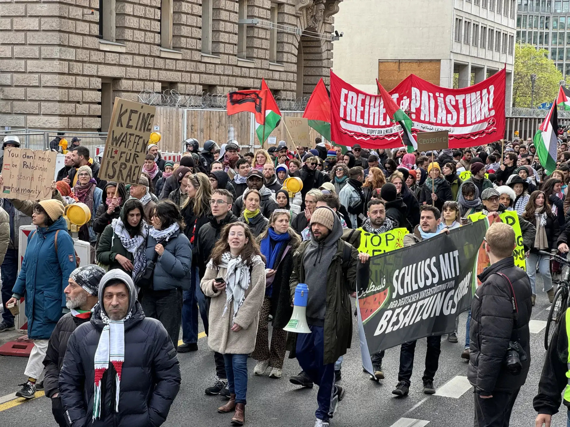 Berlin'de, Almanya'nın İsrail'e silah sevkiyatına protesto