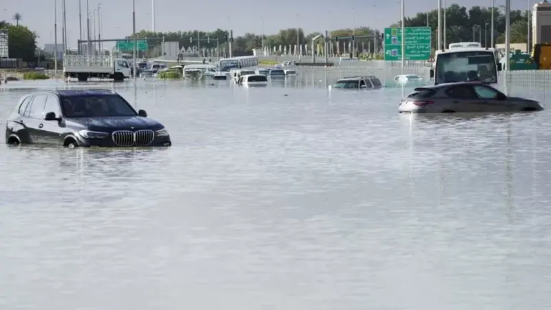 Dubai Havalimanı’nı sel bastı