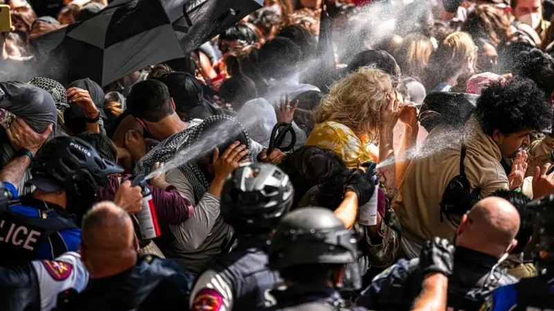 Teksas Üniversitesi’nde protestocular polisle çatışırken, Columbia Üniversitesi’nde öğrenciler uzaklaştırılıyor