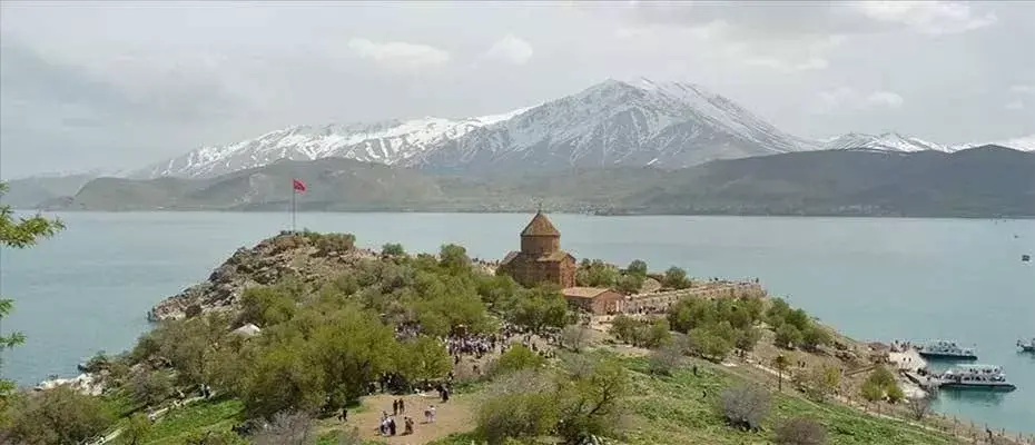 Van'da 2nci Akdamar Adası Badem Çiçeği Festivali düzenlendi