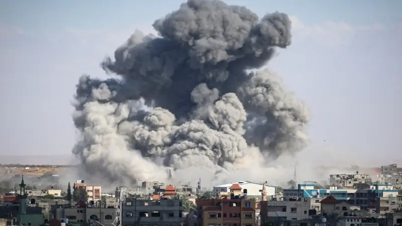 İsrail Refah’taki hedefleri vurmaya başlarken ABD ve İsrail Hamas’ın ateşkes yanıtını inceliyor