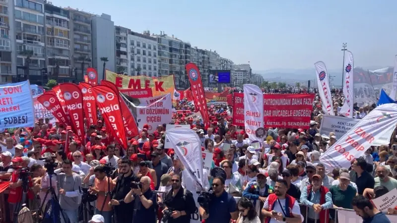 İzmir’de 1 Mayıs şarkılar ve halaylarla kutlandı