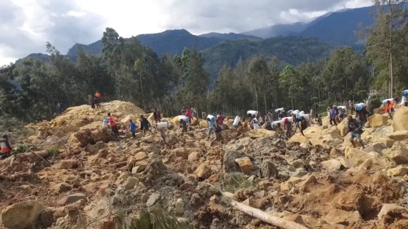 Papua Yeni Gine'de heyelanda 300'den fazla kişi toprak altında kaldı
