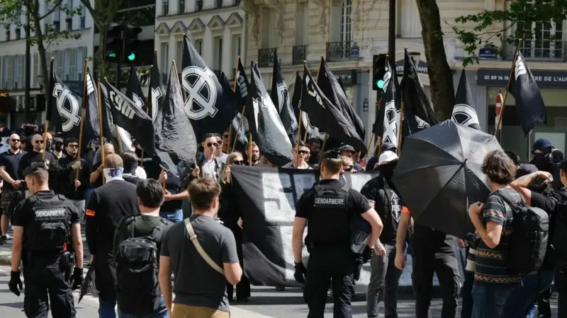 Paris’in göbeğindeki neo-Nazi gösteri Fransa’da tartışma yarattı
