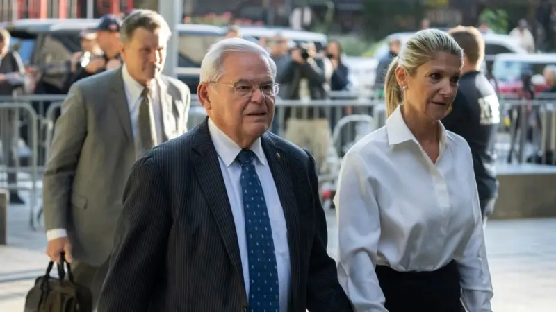 Senatör Menendez yolsuzluk davasında deliller sunulmadan hemen önce eşinin meme kanseri olduğunu açıkladı