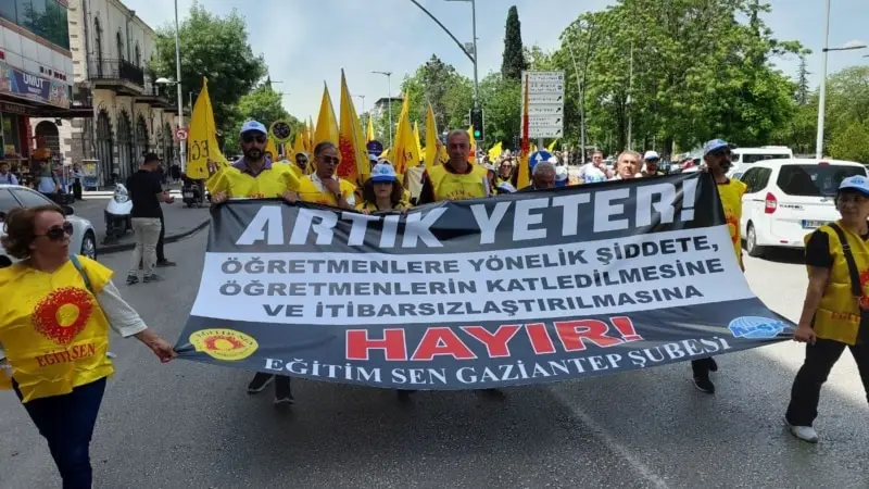Türkiye’de öğretmenler okullardaki şiddete karşı “tek yürek” eylemiyle meydanlarda