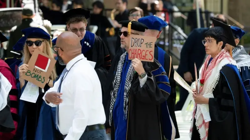 Yale Üniversitesi mezuniyet töreninde Filistin protestosu