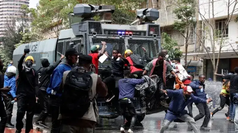 Kenya’da polis meclise girmeye çalışan vergi yasası protestocularının üzerine ateş açtı