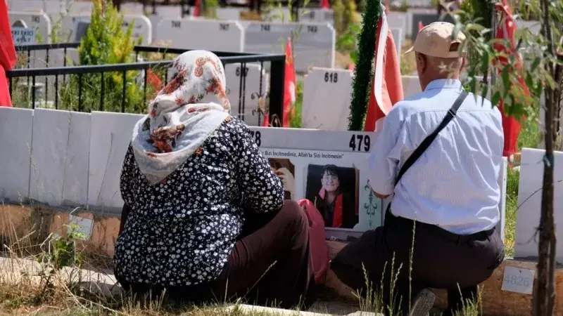 Bayram öncesi mezarlıkta yakınlarını ziyaret eden depremzedelerin ağıtları dinmiyor