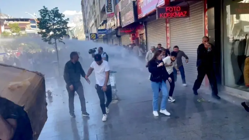 Hakkari’de kayyum protestolarına polis müdahale etti