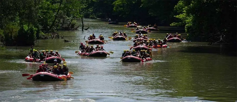 Düzce'de maceraseverler rafting yaparak serinledi