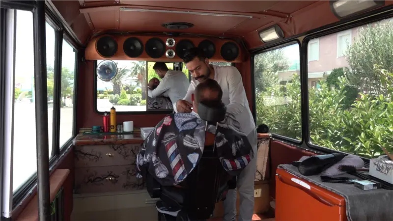 İzmir’in seyyar berberi dükkanını müşterilerinin ayağına taşıyor
