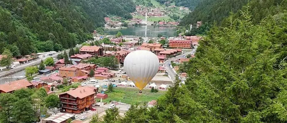2 sıcak hava balonu Uzungöl'deki turistler için havalanıyor