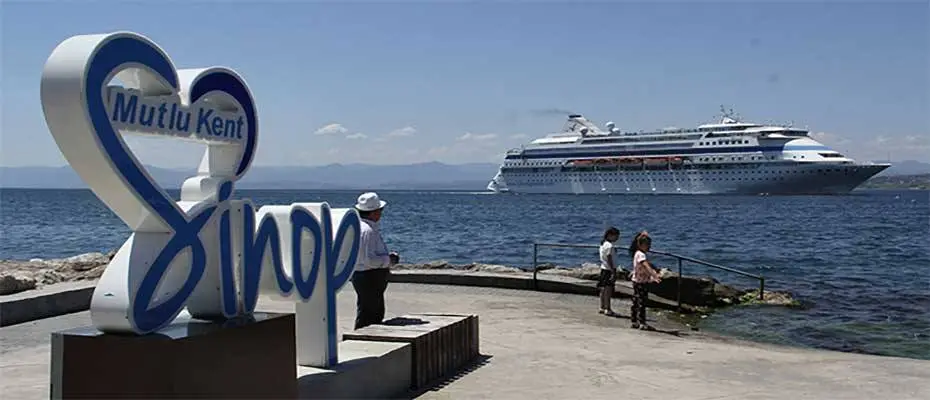 Panama bandıralı kruvaziyer Astoria Grande 823 yolcusuyla Sinop'a geldi