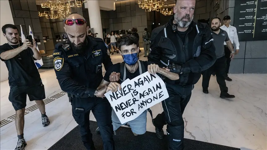 İsrail'e silah ihracatını kesmesi için Almanya'nın Tel Aviv Büyükelçiliği önünde gösteri düzenlendi