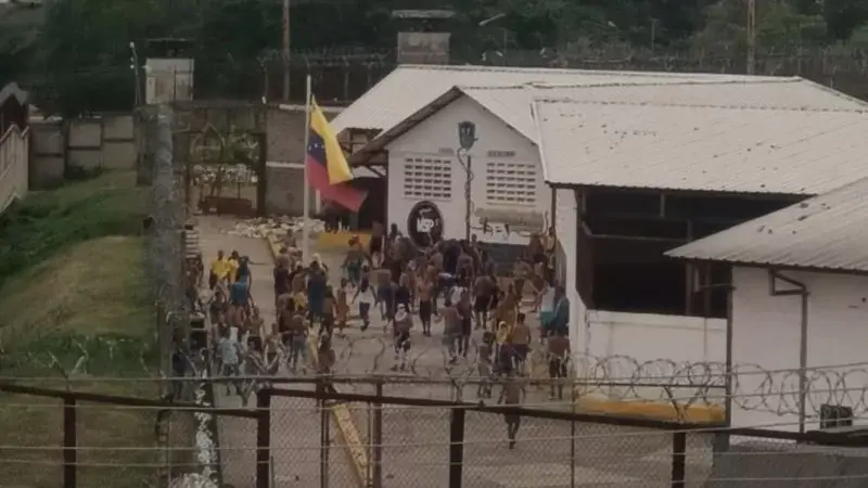 Venezuela'da cezaevlerindeki açlık grevi bakanı görevinden etti
