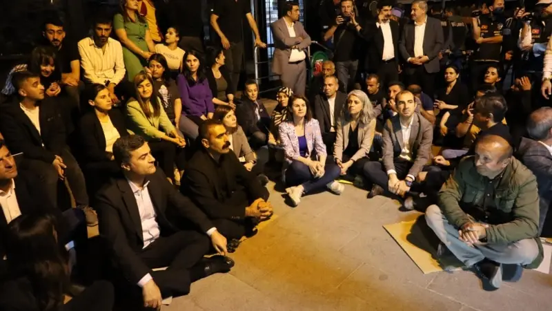 Yürüyüşler ve oturma eylemleri düzenleniyor