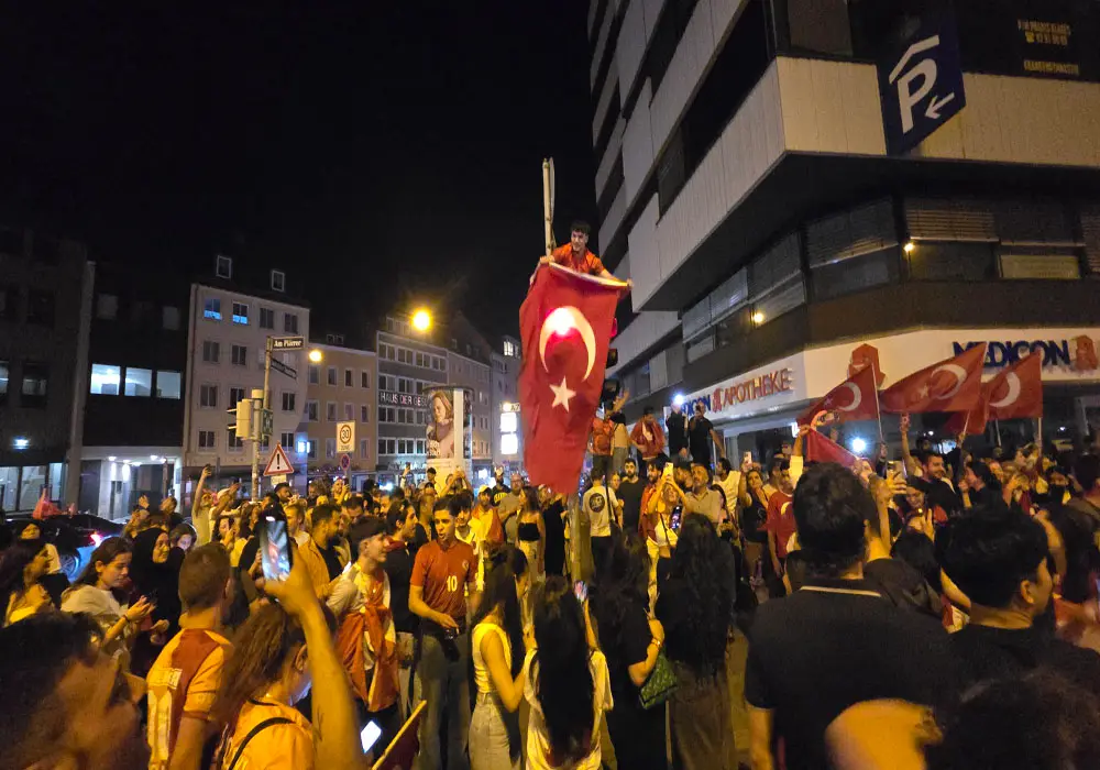 Çek galibiyeti sokaklara döktü