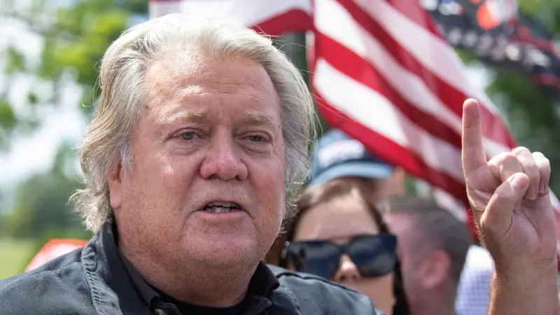 Trump’ın eski danışmanı Steve Bannon federal cezaevine teslim oldu