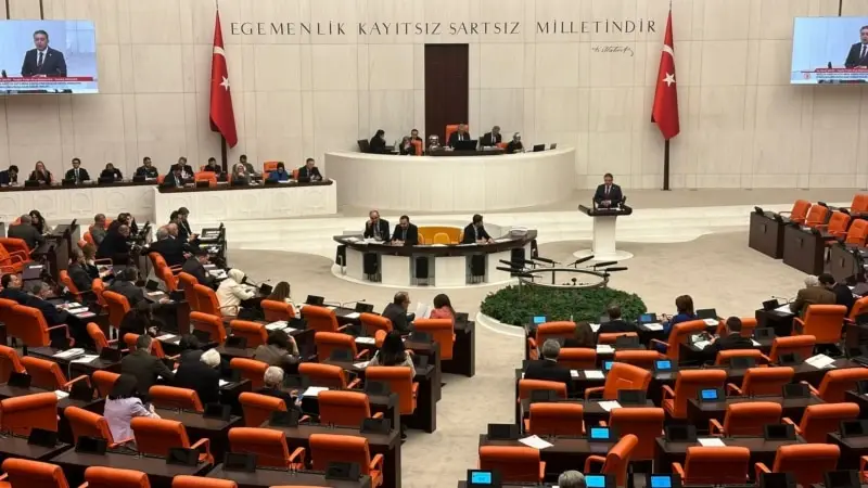 Pakette “etki ajanlığı” düzenlemesi yer almadı, kadınlara “koca soyadı” şartı getirildi