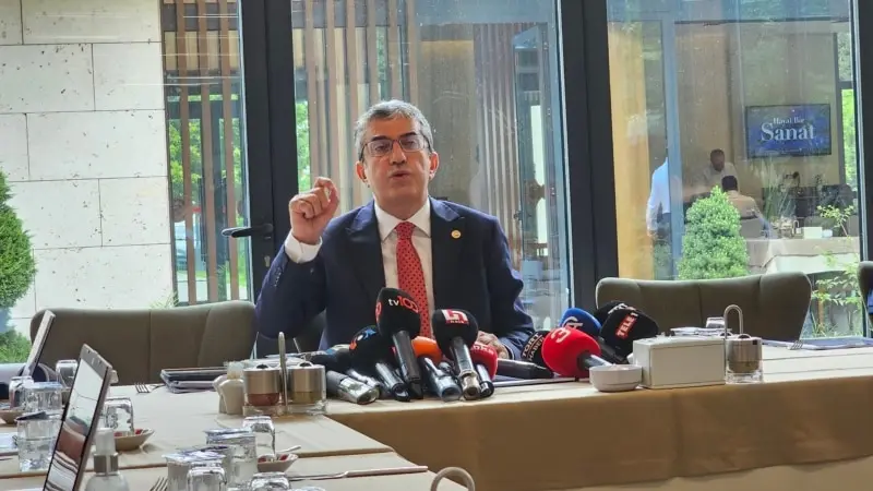 “Ekoseli ceket giydi diye genel başkan değişimi olmaz”