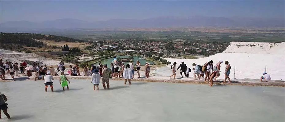Denizlili turizmciler Pamukkale'deki su debisinin düşmesinden endişe duyuyor