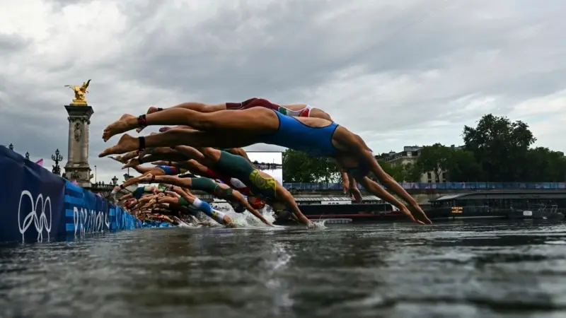 Seine Nehri’nde yüzen iki sporcu hastalanarak yarışlardan çekildi