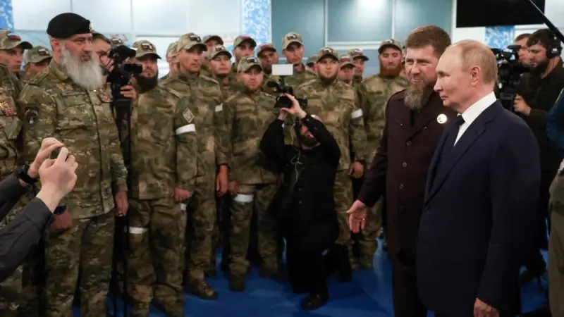 Putin Çeçenistan'a yaptığı sürpriz ziyarette Ukrayna'ya karşı savaşmaya hazırlanan birlikleri denetledi