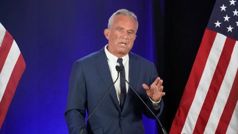 Bağımsız başkan adayı Robert F. Kennedy Jr. kampanyasını askıya aldı, Trump’ı desteklediğini açıkladı