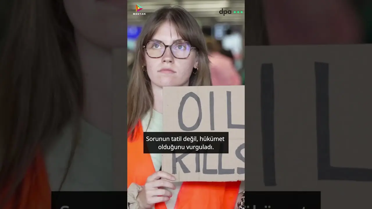 İklim aktivistleri Frankfurt Havalimanı'nda yapışkan yerine gitar kullanarak protesto eylemi yaptı