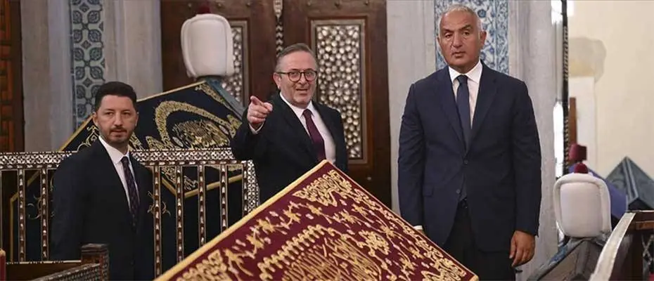 Bakan Ersoy, Hatice Turhan Valide Sultan Türbesi'ni ziyaret etti