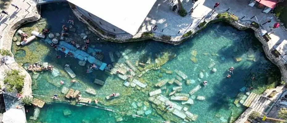 Pamukkale'yi yılın 8 ayında 1 milyon 700 bin turist ziyaret etti