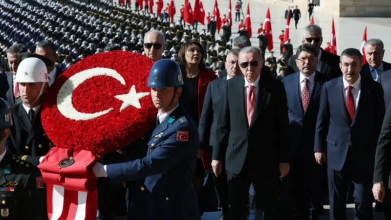 Cumhuriyet'in 101’inci yaşı Anıtkabir’de ve kırmızı-beyaz etkinliklerle kutlanıyor