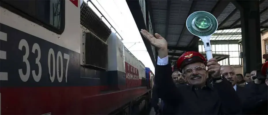 Ulaştırma ve Altyapı Bakanı Uraloğlu, Turistik Doğu Ekspresi'ni uğurladı