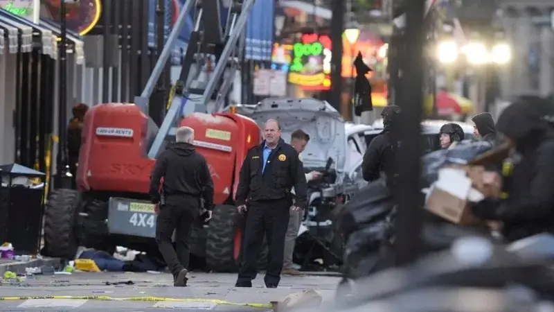 New Orleans'ta aracını kalabalığın üzerine süren zanlı polisle girdiği çatışmada öldürüldü