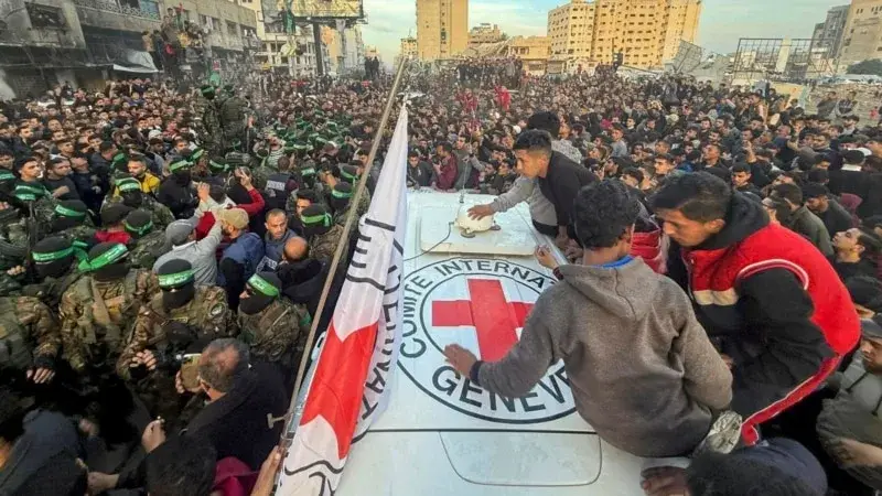Gazze'de ateşkes başladı, Hamas'ın serbest bıraktığı üç rehine İsrail güçlerine teslim edildi