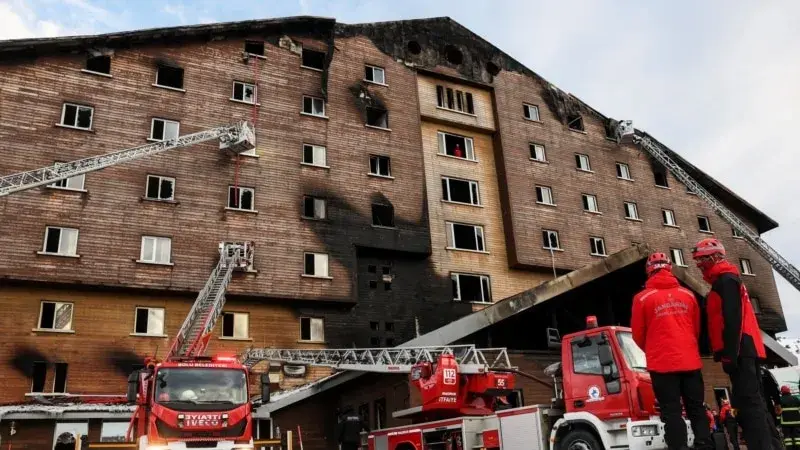 Otel yangını soruşturması kapsamında Bolu Belediye Başkan Yardımcısı ve İtfaiye Müdürü gözaltına alındı; ölü sayısı 79'a yükseldi