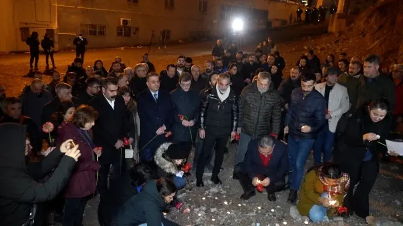 6 Şubat depreminde yaşamını yitirenler Diyarbakır ve Hatay’da da anıldı