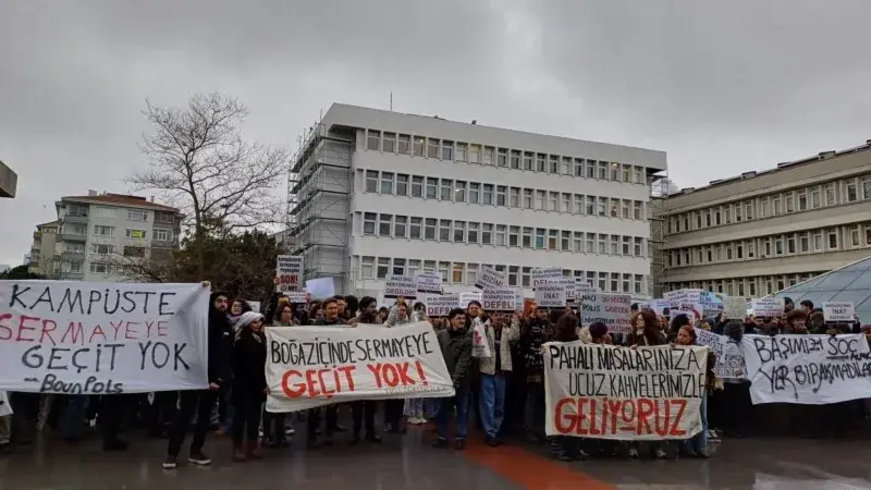 Boğaziçi Üniversitesi’nde yeni kafe açılmasına itiraz eden öğrencilerle yönetim karşı karşıya geldi