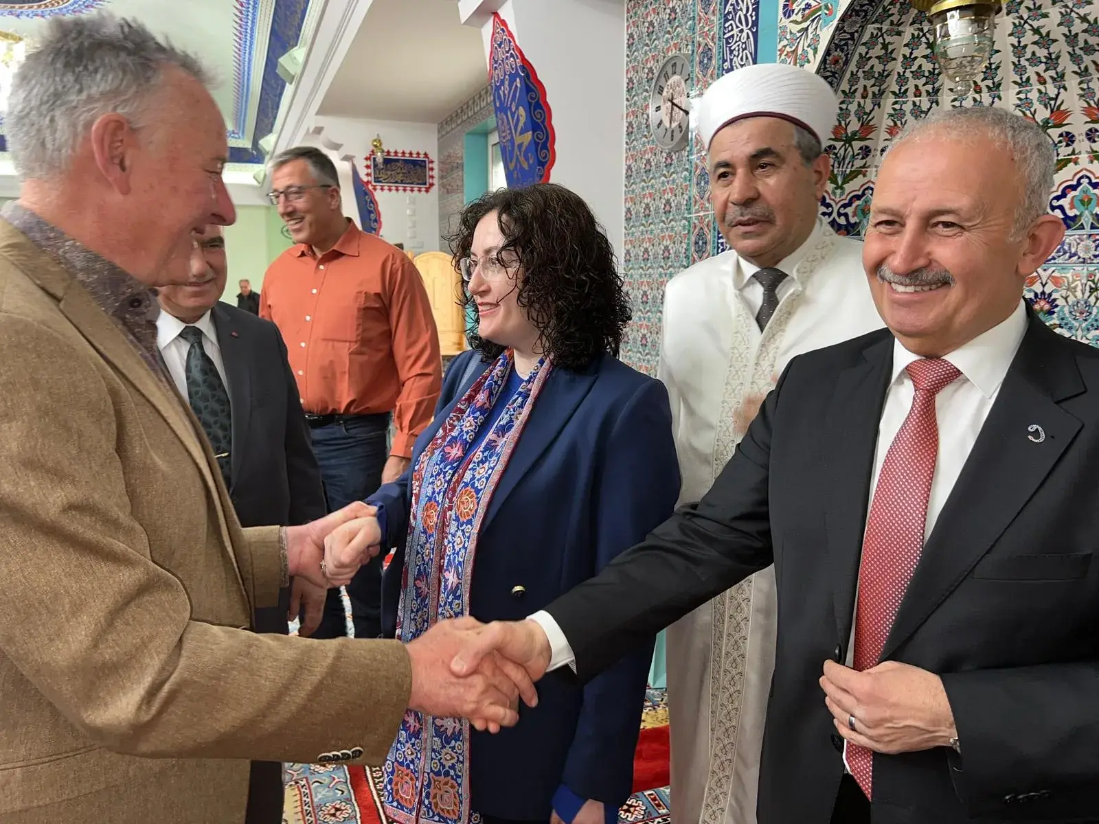 Başkonsolos, Belediye Başkanı ve Emniyet Müdürü Camide Vatandaşlarla Bayramlaştı
