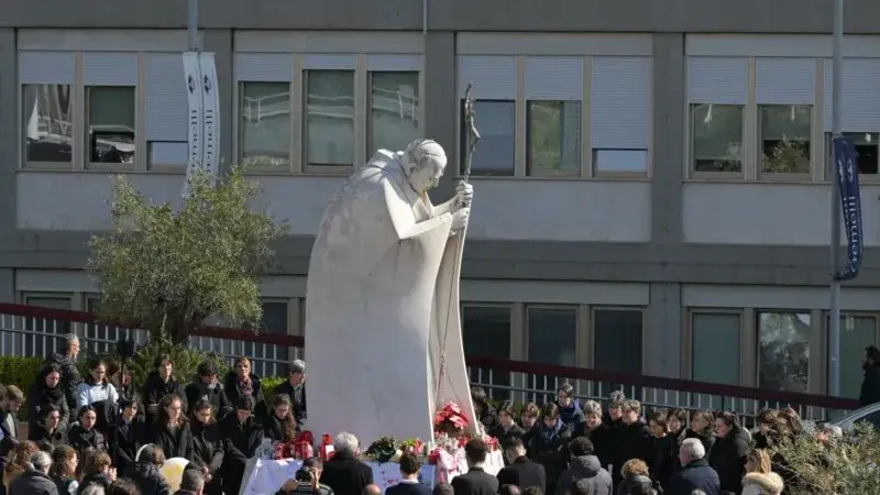 Halk Papa Francis'in kaldığı hastane önünde toplandı