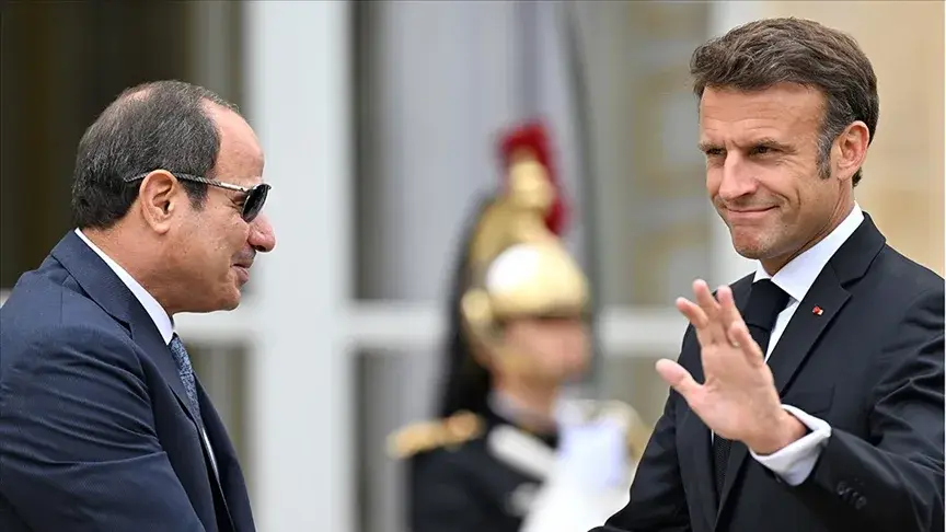 Macron, Gazze gündemli üçlü zirve için Mısır’da