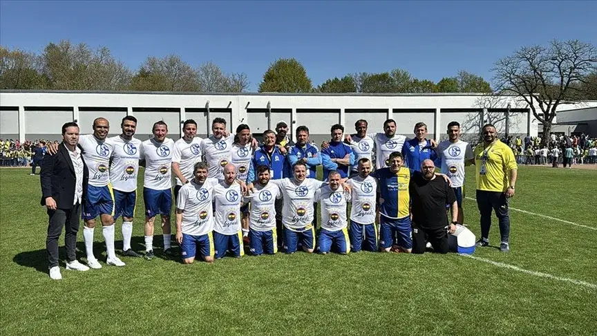 Almanya'da Fenerbahçe efsaneleri ile eski Schalke 04 oyuncuları dostluk maçı yaptı