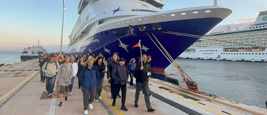 Kuşadası'na 3 kruvaziyerle 1657 turist geldi