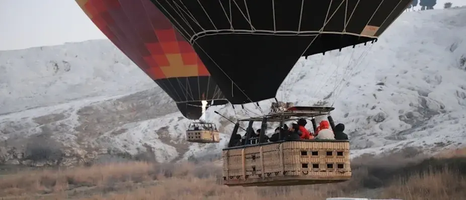 Pamukkale'de turizm sıcak hava balonlarıyla havalanıyor